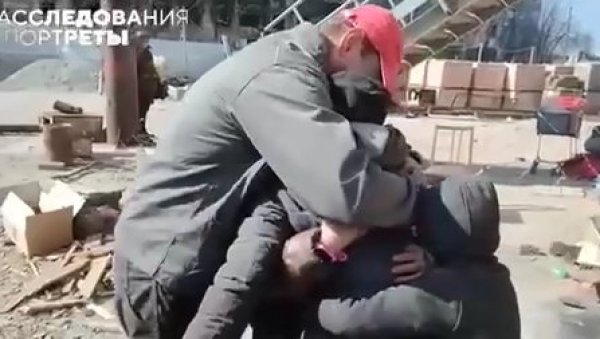 ДИРЉИВА СЦЕНА ИЗ МАРИУПОЉА: Отац се сусрео са децом - Нису се видели месецима, а онда су покуљале емоције (ВИДЕО) ДИРЉИВА СЦЕНА ИЗ МАРИУПОЉА: Отац се сусрео са децом - Нису се видели месецима, а онда су покуљале емоције (ВИДЕО)