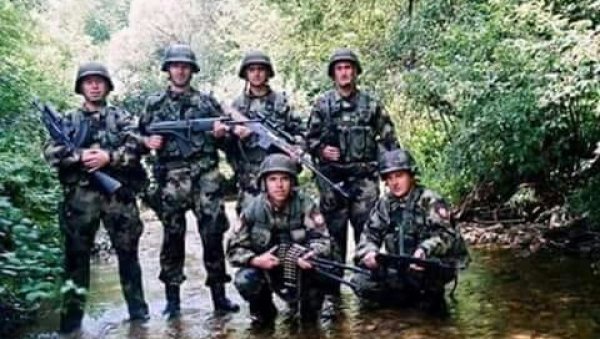 У ПАКЛУ КОШАРА НИСМО УСТУКНУЛИ: Краљевчанин Војислав Вукашиновић, учесник легендарне битке, која је почела на данашњи дан пре 23 године У ПАКЛУ КОШАРА НИСМО УСТУКНУЛИ: Краљевчанин Војислав Вукашиновић, учесник легендарне битке, која је почела на данашњи дан пре 23 године