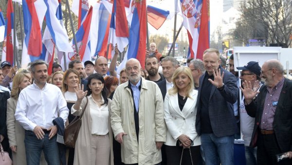 РАСИПА СЕ ВЕЋИНА КОЈУ НИСУ ИМАЛИ: Опозиција има различите идеје око власти у Београду, потрес изазвао и најављени сусрет Вучића и Ђиласа РАСИПА СЕ ВЕЋИНА КОЈУ НИСУ ИМАЛИ: Опозиција има различите идеје око власти у Београду, потрес изазвао и најављени сусрет Вучића и Ђиласа