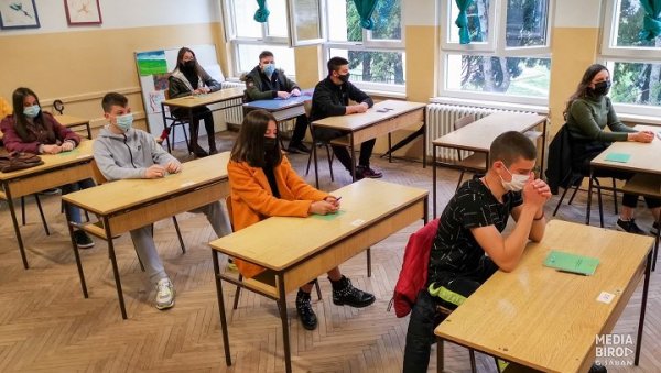 ЗНАЊЕ ШВЕРЦУЈУ МОБИЛНИМ: Просветари негодују због варања ђака на тесту, траже мере или укидање екстерне матуре ЗНАЊЕ ШВЕРЦУЈУ МОБИЛНИМ: Просветари негодују због варања ђака на тесту, траже мере или укидање екстерне матуре
