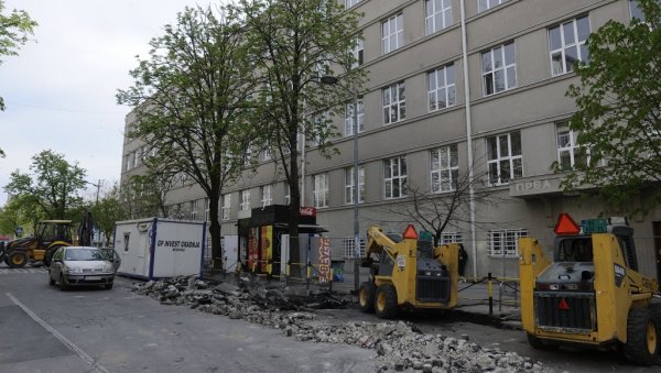 ПОЧЕЛО УРЕЂЕЊЕ И ИЛИЈЕ ГАРАШАНИНА: Путари и машине запосели саобраћајницу код Палилулске пијаце ПОЧЕЛО УРЕЂЕЊЕ И ИЛИЈЕ ГАРАШАНИНА: Путари и машине запосели саобраћајницу код Палилулске пијаце