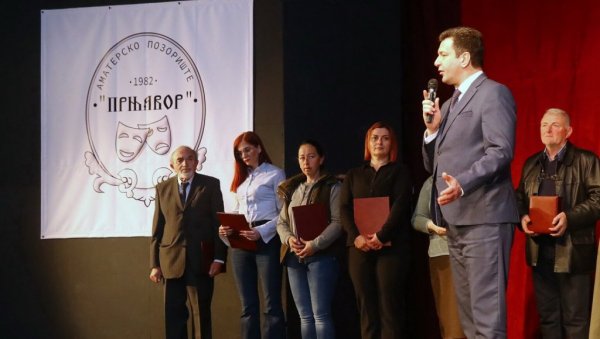 ЧИТАВ ВЕК ИМАЈУ СЦЕНУ: Јубилеј позоришта у Мачванском Прњавору ЧИТАВ ВЕК ИМАЈУ СЦЕНУ: Јубилеј позоришта у Мачванском Прњавору