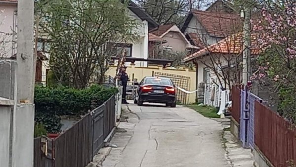 УХАПШЕН МЛАДИЋ ОСУМЊИЧЕН ЗА УБИСТВО У ЧАЧКУ: Пресудио мајци, оцу и деди, тела најмилијих пронашао брат (ФОТО/ВИДЕО) УХАПШЕН МЛАДИЋ ОСУМЊИЧЕН ЗА УБИСТВО У ЧАЧКУ: Пресудио мајци, оцу и деди, тела најмилијих пронашао брат (ФОТО/ВИДЕО)
