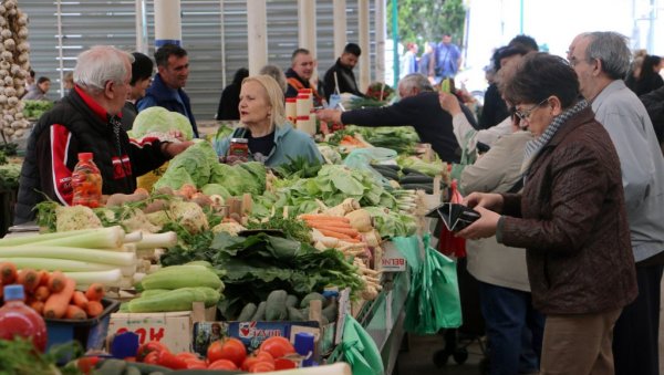 ПИЈАЧНИ ПРОДАВЦИ ИЗУЗЕТИ ОД ФИСКАЛИЗАЦИЈЕ: Постигнут договор са министарством финансија