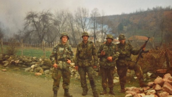 МАЈЦИ СУ СИНА СА КОШАРА У КОВЧЕГУ ДОНЕЛИ: Сећања потпоручника Мишића и његових војника, чувена битка их споји на гробу саборца МАЈЦИ СУ СИНА СА КОШАРА У КОВЧЕГУ ДОНЕЛИ: Сећања потпоручника Мишића и његових војника, чувена битка их споји на гробу саборца