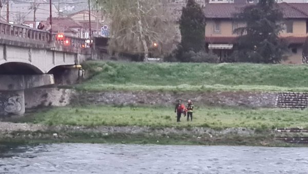 СПАСЛИ ЈЕ ВАТРОГАСЦИ: Драма у Чачку, девојка скочила у Западну Мораву наочиглед пролазника, због повреда завршила у болници СПАСЛИ ЈЕ ВАТРОГАСЦИ: Драма у Чачку, девојка скочила у Западну Мораву наочиглед пролазника, због повреда завршила у болници