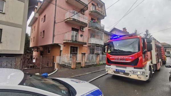 ДЕВОЈКА СЕ КРИЛА У КУПАТИЛУ ОД ПОЖАРА НА ВОЖДОВЦУ: Све време била на вези са братом, ватрогасац испричао како су је спасили ДЕВОЈКА СЕ КРИЛА У КУПАТИЛУ ОД ПОЖАРА НА ВОЖДОВЦУ: Све време била на вези са братом, ватрогасац испричао како су је спасили