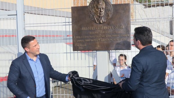 ШАБАЦ СЕ СЕЋА КОШАРКАШКЕ ЛЕГЕНДЕ: Откривена спомен плоча Миловану Степандићу Степију ШАБАЦ СЕ СЕЋА КОШАРКАШКЕ ЛЕГЕНДЕ: Откривена спомен плоча Миловану Степандићу Степију