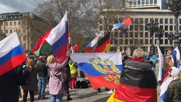 ДЕМОНСТРАЦИЈЕ У НЕМАЧКОЈ: Скупови подршке и Русији и Украјини (ФОТО/ВИДЕО) ДЕМОНСТРАЦИЈЕ У НЕМАЧКОЈ: Скупови подршке и Русији и Украјини (ФОТО/ВИДЕО)