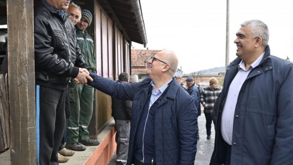 ВЕСИЋ СА ПОКРЕТНОМ КАНЦЕЛАРИЈОМ У МЛАДЕНОВЦУ: Становници Сенаје добијају и централни трг ВЕСИЋ СА ПОКРЕТНОМ КАНЦЕЛАРИЈОМ У МЛАДЕНОВЦУ: Становници Сенаје добијају и централни трг