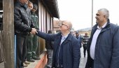 ВЕСИЋ СА ПОКРЕТНОМ КАНЦЕЛАРИЈОМ У МЛАДЕНОВЦУ: Становници Сенаје добијају и централни трг ВЕСИЋ СА ПОКРЕТНОМ КАНЦЕЛАРИЈОМ У МЛАДЕНОВЦУ: Становници Сенаје добијају и централни трг