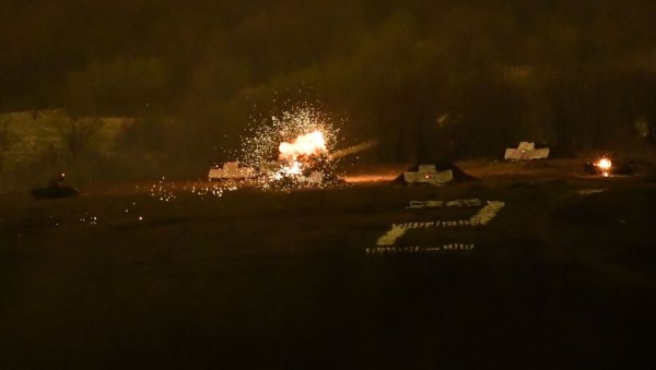 ДЕМОНСТРАЦИЈА СИЛЕ НА ПАСУЉАНСКИМ ЛИВАДАМА: „Ватрени штит“ приказао способност Војске Србије (ФОТО) ДЕМОНСТРАЦИЈА СИЛЕ НА ПАСУЉАНСКИМ ЛИВАДАМА: „Ватрени штит“ приказао способност Војске Србије (ФОТО)