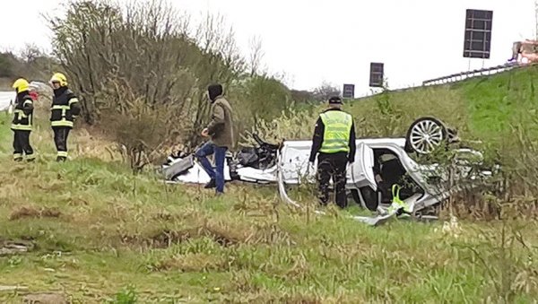 АУТОМОБИЛ ОДЈЕДНОМ ПОЧЕО ДА ТАЛАСА ПО ПУТУ: Детаљи несреће у којој је Расим Љајић тешко повређен, а Гогић погинуо АУТОМОБИЛ ОДЈЕДНОМ ПОЧЕО ДА ТАЛАСА ПО ПУТУ: Детаљи несреће у којој је Расим Љајић тешко повређен, а Гогић погинуо