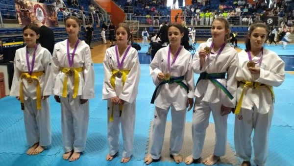 ЈАЧИ ОД ВЕТРА У ВРШЦУ: Жетва медаља зрењанинских таеквондоиста ЈАЧИ ОД ВЕТРА У ВРШЦУ: Жетва медаља зрењанинских таеквондоиста
