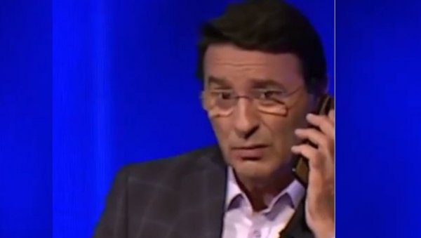 САМО ДА СЕ ЈАВИМ, САД ЋУ ЈА: Јовану Мемедовићу зазвонио телефон усред снимања квиза Потера! (ВИДЕО) САМО ДА СЕ ЈАВИМ, САД ЋУ ЈА: Јовану Мемедовићу зазвонио телефон усред снимања квиза Потера! (ВИДЕО)