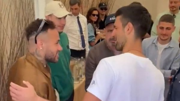ЛЕГЕНДЕ СВОЈИХ СПОРТОВА! Сликали се Ђоковић и Нејмар у Арабији, Србин након тога послао шмекерску поруку Бразилцу (ФОТО) ЛЕГЕНДЕ СВОЈИХ СПОРТОВА! Сликали се Ђоковић и Нејмар у Арабији, Србин након тога послао шмекерску поруку Бразилцу (ФОТО)