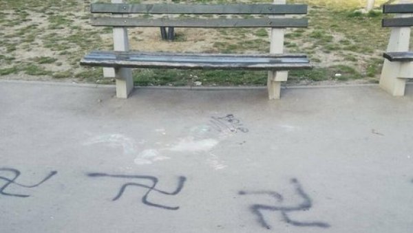 КУКАСТИ КРСТОВИ НА КЛАЦКАЛИЦАМА: Хулигани уништили мобилијар дечјег игралишта у улици Миријевски венац КУКАСТИ КРСТОВИ НА КЛАЦКАЛИЦАМА: Хулигани уништили мобилијар дечјег игралишта у улици Миријевски венац