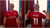 SIĆVE NA DRESU: Goran Vesić dobio majicu Liverpula