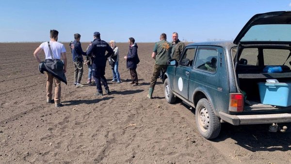 ОСИМ ОРЛА КРСТАША ПРОНАЂЕНО ЈОШ 18 ЛЕШЕВА: Незапамћено тровање птица и других животиња у околини Кикинде (ФОТО/ВИДЕО) ОСИМ ОРЛА КРСТАША ПРОНАЂЕНО ЈОШ 18 ЛЕШЕВА: Незапамћено тровање птица и других животиња у околини Кикинде (ФОТО/ВИДЕО)
