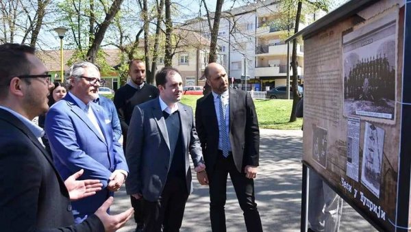 АМБАСАДОР ЧЕШКЕ ОДУШЕВЉЕН ИЗЛОЖБОМ: Званично отварање у Ћуприји вечерас АМБАСАДОР ЧЕШКЕ ОДУШЕВЉЕН ИЗЛОЖБОМ: Званично отварање у Ћуприји вечерас