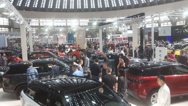 ВОЗИЛА СВЕ СКУПЉА, НОВА СЕ ЧЕКАЈУ 8 МЕСЕЦИ: Нови удар на ауто-индустрију због сукоба на истоку Европе ВОЗИЛА СВЕ СКУПЉА, НОВА СЕ ЧЕКАЈУ 8 МЕСЕЦИ: Нови удар на ауто-индустрију због сукоба на истоку Европе