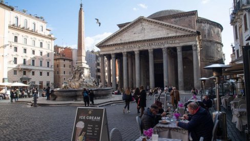 OD KRAĐE ZARADE DO 800 EVRA DNEVNO: U Italiji crveni alarm zbog mladih Romkinja koje naveliko pljačkaju turiste OD KRAĐE ZARADE DO 800 EVRA DNEVNO: U Italiji crveni alarm zbog mladih Romkinja koje naveliko pljačkaju turiste