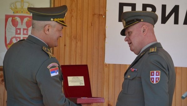 ВОЈСЦИ ОСТАВИО И ДВА ВОЈНИКА ИЗ ПОРОДИЦЕ: После 41 године пуковник Рњаковић отишао у пензију (ФОТО) ВОЈСЦИ ОСТАВИО И ДВА ВОЈНИКА ИЗ ПОРОДИЦЕ: После 41 године пуковник Рњаковић отишао у пензију (ФОТО)