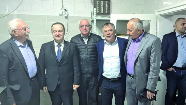 ВЕТЕРАН ПАРТИЈЕ: Дачић и Тончев посетили човека са најдужим стажом међу социјалистима ВЕТЕРАН ПАРТИЈЕ: Дачић и Тончев посетили човека са најдужим стажом међу социјалистима