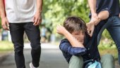 ГУБИО ЈЕ СВЕСТ, УШИВАЛИ МУ ГЛАВУ И УСНУ: Дечака претукла група малолетника у Белегишу ГУБИО ЈЕ СВЕСТ, УШИВАЛИ МУ ГЛАВУ И УСНУ: Дечака претукла група малолетника у Белегишу