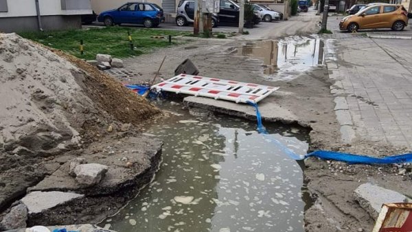 МЕШАЊЕ ЧИСТЕ И ОТПАДНЕ ВОДЕ: У насељу Крњача излила се канализација у ископани ров где се налазе цеви МЕШАЊЕ ЧИСТЕ И ОТПАДНЕ ВОДЕ: У насељу Крњача излила се канализација у ископани ров где се налазе цеви