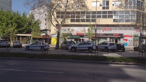 ПРЕТИ МУ ДО 15 ГОДИНА РОБИЈЕ: Убадање испред новосадске коцкарнице - у бекству четврти осумњичени за покушај убиства ПРЕТИ МУ ДО 15 ГОДИНА РОБИЈЕ: Убадање испред новосадске коцкарнице - у бекству четврти осумњичени за покушај убиства