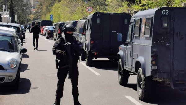 У ТОКУ ПРЕТРЕС ШАРИЋЕВЕ КУЋЕ: Јаке полицијске снаге испред виле на Сењаку, блокиран читав крај (ФОТО/ВИДЕО) У ТОКУ ПРЕТРЕС ШАРИЋЕВЕ КУЋЕ: Јаке полицијске снаге испред виле на Сењаку, блокиран читав крај (ФОТО/ВИДЕО)