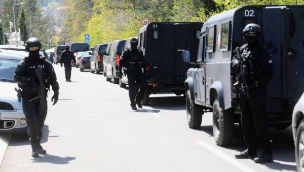 МЕЂУ УХАПШЕНИМА И ПРИПАДНИЦИ МУП-а: Наставак акције у којој је пао Дарко Шарић МЕЂУ УХАПШЕНИМА И ПРИПАДНИЦИ МУП-а: Наставак акције у којој је пао Дарко Шарић
