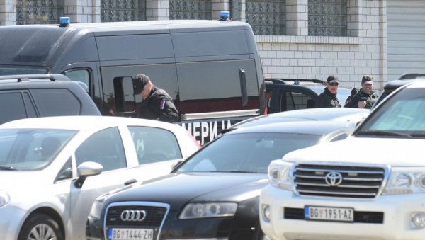ЛЕКАРИ И ФАРМАЦЕУТИ ОШТЕТИЛИ ДРЖАВУ ЗА 77 МИЛИОНА: Рецепте за хормоне раста преписивали, па подизали ЛЕКАРИ И ФАРМАЦЕУТИ ОШТЕТИЛИ ДРЖАВУ ЗА 77 МИЛИОНА: Рецепте за хормоне раста преписивали, па подизали