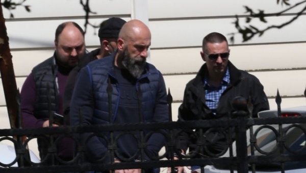 НОВО ХАПШЕЊЕ! Полиција из Шарићеве куће извела мушкарца (ФОТО) НОВО ХАПШЕЊЕ! Полиција из Шарићеве куће извела мушкарца (ФОТО)