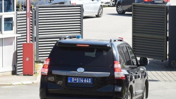 ДЕТАЉИ НОВОГ ХАПШЕЊА: Пала двојица полицајаца - Врачарцима одавали информације из службених евиденција МУП-а ДЕТАЉИ НОВОГ ХАПШЕЊА: Пала двојица полицајаца - Врачарцима одавали информације из службених евиденција МУП-а