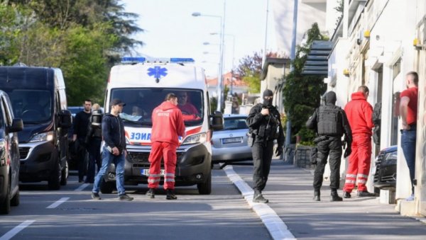 ДРАМА НА ДЕДИЊУ: Хитна помоћ ушла у вилу Дарка Шарића ДРАМА НА ДЕДИЊУ: Хитна помоћ ушла у вилу Дарка Шарића