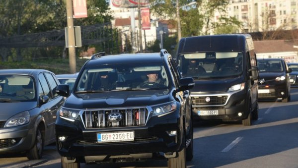 КРЕНУЛИ КА СБПОК: Џипови и возила под ротацијом и сиренама напустили Сењак и кућу Дарка Шарића (ФОТО/ВИДЕО) КРЕНУЛИ КА СБПОК: Џипови и возила под ротацијом и сиренама напустили Сењак и кућу Дарка Шарића (ФОТО/ВИДЕО)