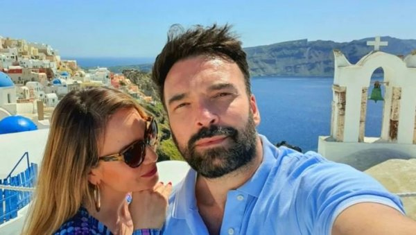 ЉУБАВ У ТИРКИЗНО-БЕЛОМ: Јелена Томашевић и Иван Босиљчић уживају на Санторинију (ФОТО) ЉУБАВ У ТИРКИЗНО-БЕЛОМ: Јелена Томашевић и Иван Босиљчић уживају на Санторинију (ФОТО)
