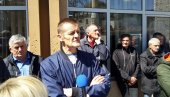ШТРАЈК СЕЛЕ У ФАБРИКУ: Бивши радници Вектре Јакић поново протестовали ШТРАЈК СЕЛЕ У ФАБРИКУ: Бивши радници Вектре Јакић поново протестовали