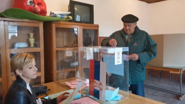 ПОНАВЉАЊЕ ИЗБОРА НА ТЕРИТОРИЈИ ТРСТЕНИКА: Грађани гласају на шест бирачких места ПОНАВЉАЊЕ ИЗБОРА НА ТЕРИТОРИЈИ ТРСТЕНИКА: Грађани гласају на шест бирачких места