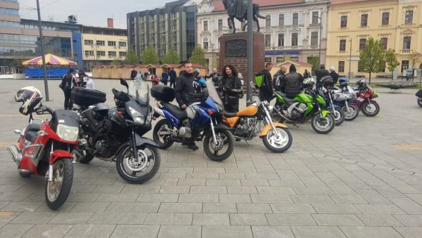 МОТО ЗЕКЕ И МОЋНИ БАЈКЕРИ: Отворена мото сезона у Зрењанину (ФОТО) МОТО ЗЕКЕ И МОЋНИ БАЈКЕРИ: Отворена мото сезона у Зрењанину (ФОТО)