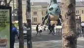 MASOVNA TUČA U CENTRU BEOGRADA: Mladići se pobili kod spomenika Stefanu Nemanji (VIDEO) MASOVNA TUČA U CENTRU BEOGRADA: Mladići se pobili kod spomenika Stefanu Nemanji (VIDEO)