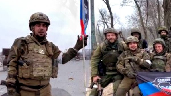 ПРЕКАЉЕНИ СОМАЛИЈЦИ ПОДИГЛИ ЗАСТАВУ У МАРИУПОЉУ: Легендарни батаљон ДНР после крвавих борби избио на обалу Црног мора (ВИДЕО) ПРЕКАЉЕНИ СОМАЛИЈЦИ ПОДИГЛИ ЗАСТАВУ У МАРИУПОЉУ: Легендарни батаљон ДНР после крвавих борби избио на обалу Црног мора (ВИДЕО)