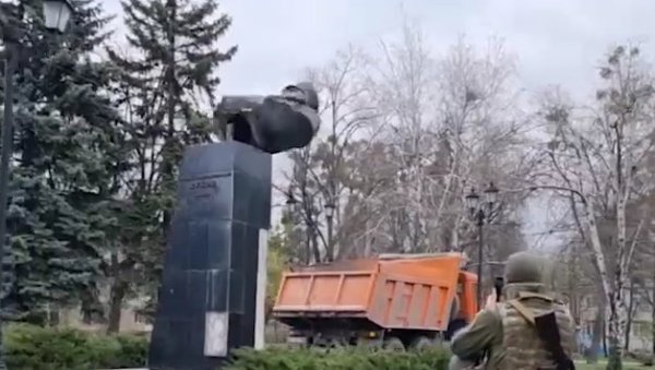 НАЦИЗАМ НА ДЕЛУ: Украјинска војска срушила споменик маршалу Георгију Жукову (ВИДЕО) НАЦИЗАМ НА ДЕЛУ: Украјинска војска срушила споменик маршалу Георгију Жукову (ВИДЕО)