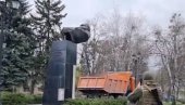 НАЦИЗАМ НА ДЕЛУ: Украјинска војска срушила споменик маршалу Георгију Жукову (ВИДЕО) НАЦИЗАМ НА ДЕЛУ: Украјинска војска срушила споменик маршалу Георгију Жукову (ВИДЕО)