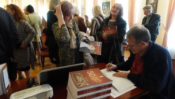 ЂАЧКИ ДАНИ МЕЂУ КОРИЦАМА: Свечаност у Гимназији „Жарко Зрењанин“ у Врбасу обележиле две књиге бивших ђака ЂАЧКИ ДАНИ МЕЂУ КОРИЦАМА: Свечаност у Гимназији „Жарко Зрењанин“ у Врбасу обележиле две књиге бивших ђака