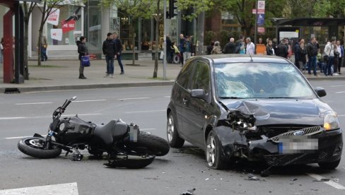 SUDAR MOTORA I AUTOMOBILA: Saobraćajna nezgoda kod škole u Užicu