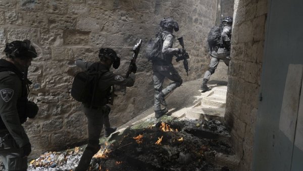 КРВАВ СУКОБ У ЈЕРУСАЛИМУ: Десетине повређених у окршају Палестинаца и полиције КРВАВ СУКОБ У ЈЕРУСАЛИМУ: Десетине повређених у окршају Палестинаца и полиције