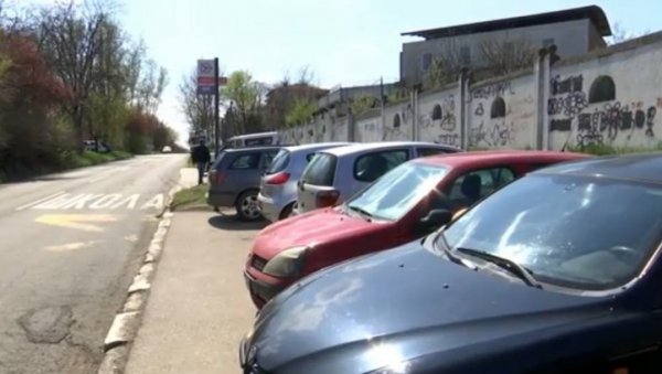 ДО АУТОБУСА ПРЕКО ПАРКИНГА: Стајалиште јавног превоза у земунској Банатској улици годинама нелегални простор за остављање аутомобила ДО АУТОБУСА ПРЕКО ПАРКИНГА: Стајалиште јавног превоза у земунској Банатској улици годинама нелегални простор за остављање аутомобила